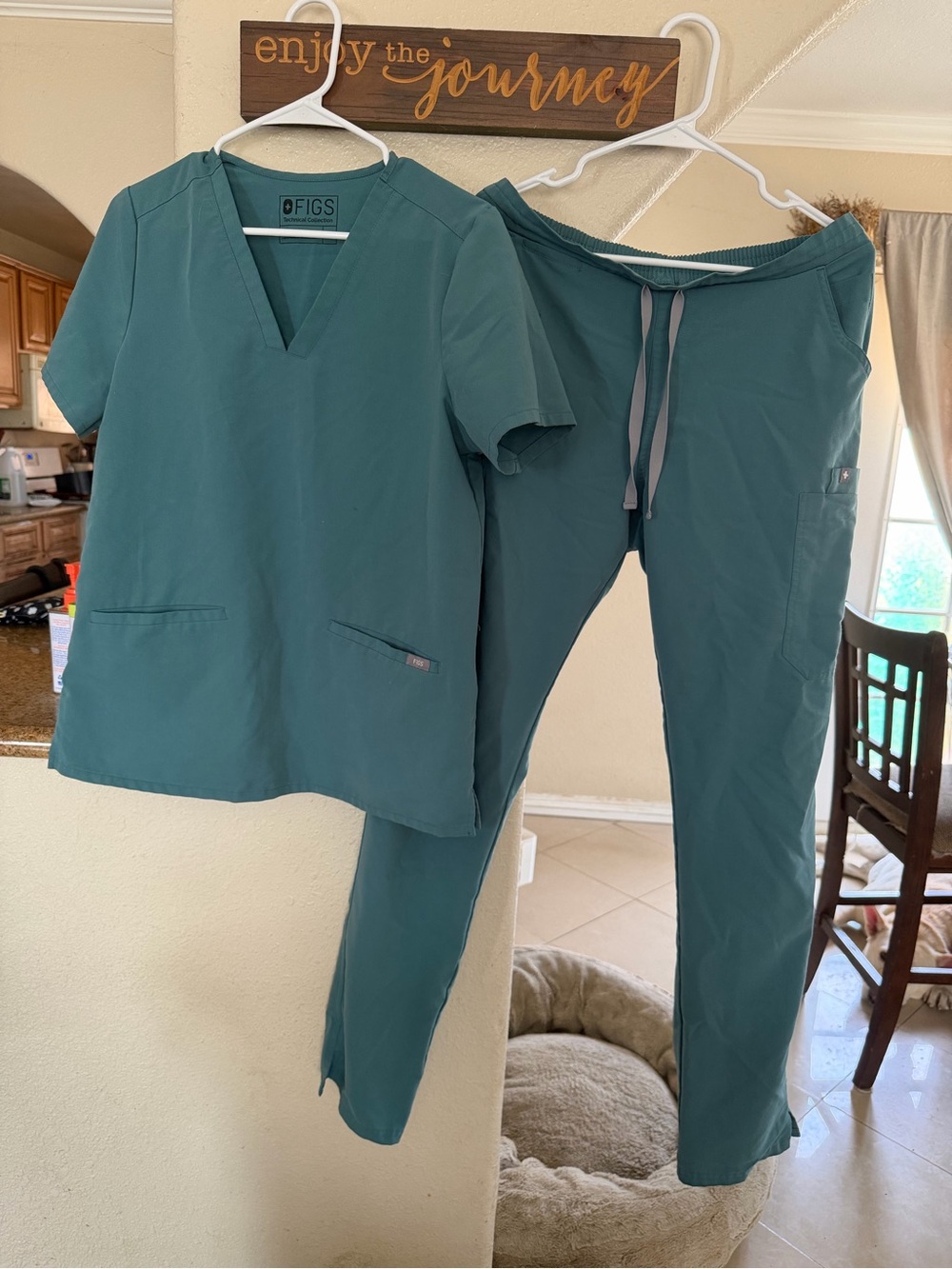 Selling set - FIGS Women's Scrub Top & Drawstring Pants Set in Teal
